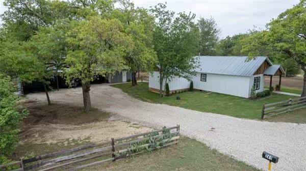House in Lipan, Texas 10770822