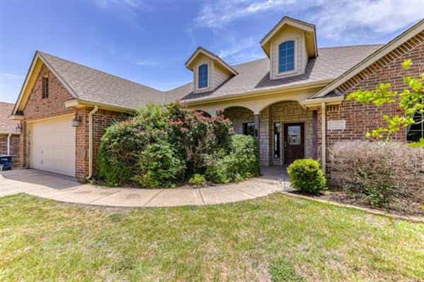House in Weatherford, Texas 10770851