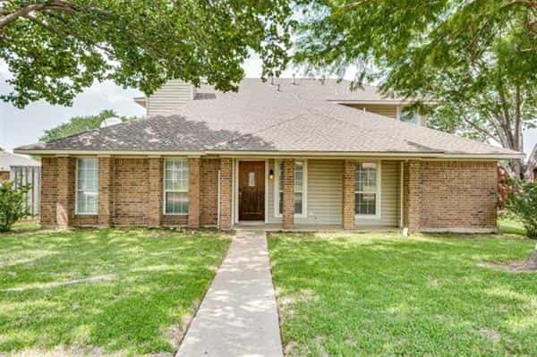 House in Carrollton, Texas 10770863
