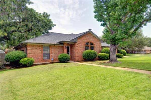 House in Dalworthington Gardens, Texas 10770877