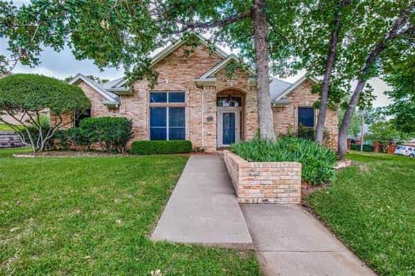 House in Kennedale, Texas 10770881