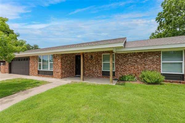 House in Stephenville, Texas 10770936