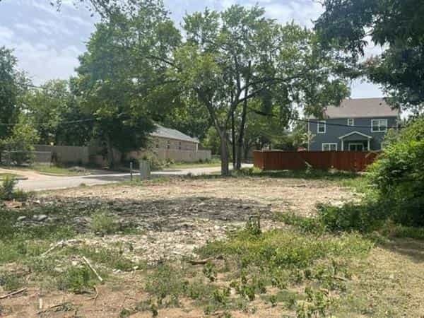 House in Cockrell Hill, Texas 10770940
