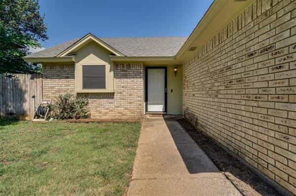 House in Dalworthington Gardens, Texas 10770958