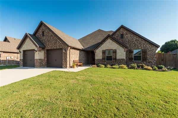 House in Sanger, Texas 10771089