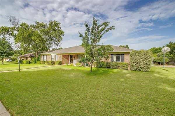 House in Benbrook, Texas 10771136
