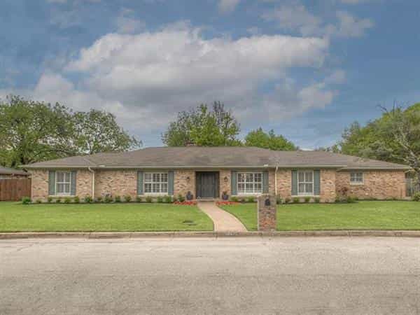 House in Benbrook, Texas 10771233