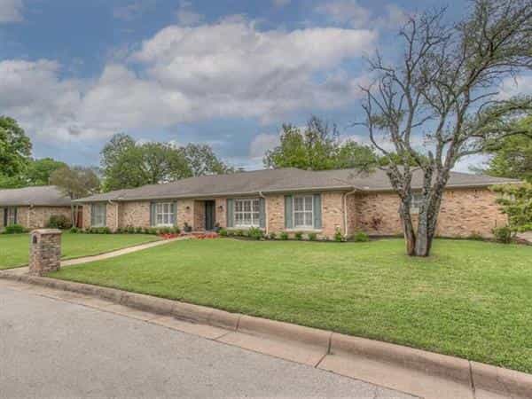 House in Benbrook, Texas 10771233