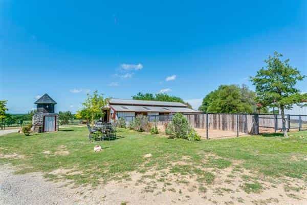 House in Poolville, Texas 10771490