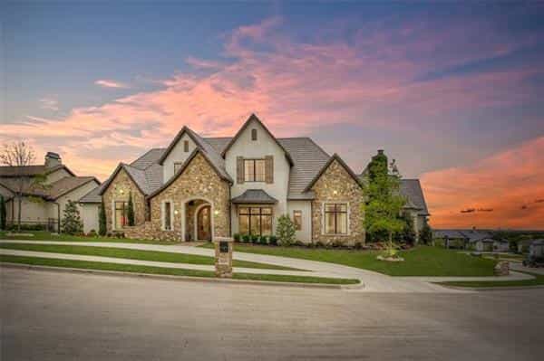 House in Benbrook, Texas 10771508