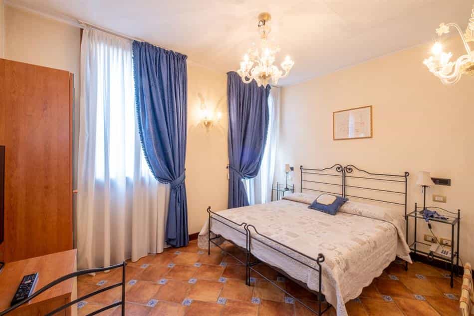 Condominium in Rialto, Veneto 10771547
