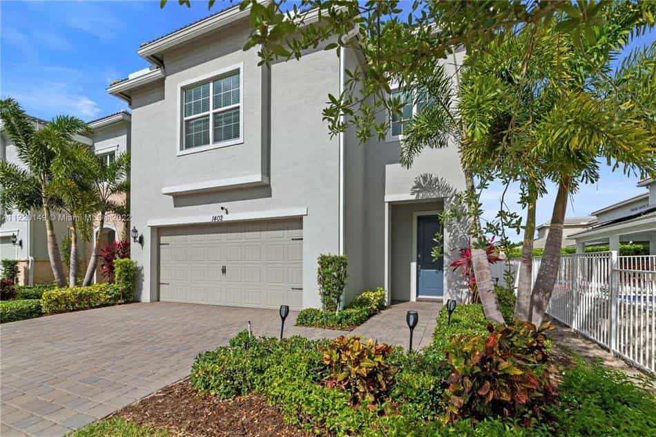 Condominium in West Park, Florida 10771621