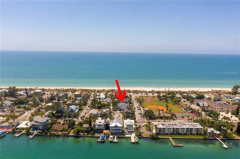 Condominium in St. Pete Beach, Florida 10772391