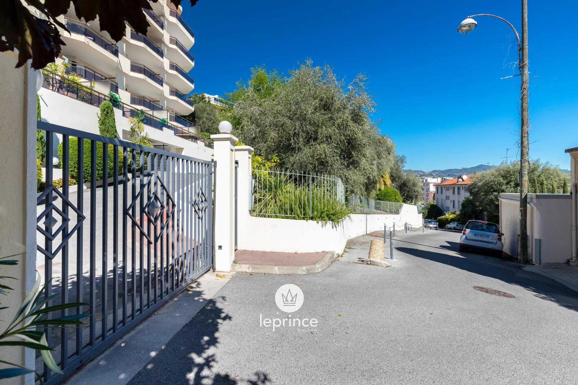 Condominium in Nice, Alpes-Maritimes 10780342