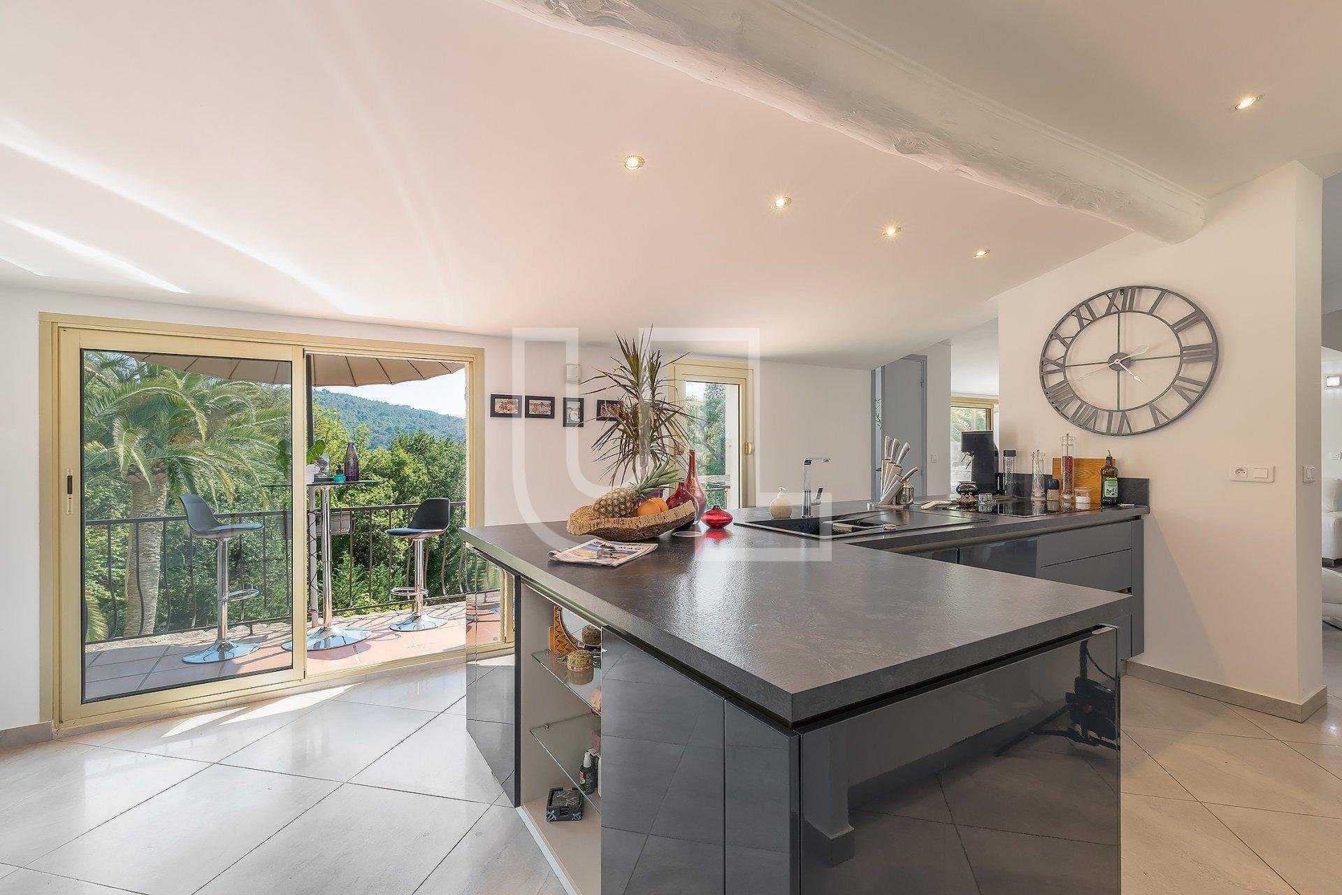 Casa nel La Colle-sur-Loup, Provenza-Alpi-Costa Azzurra 10785278