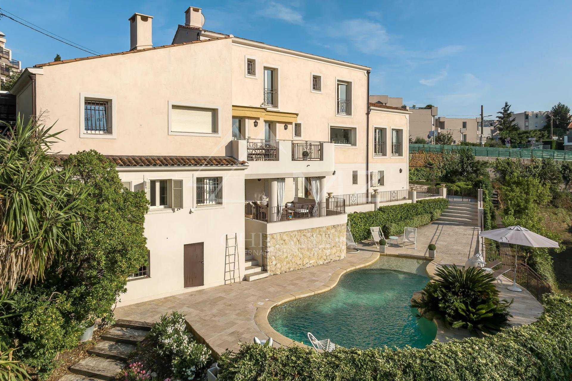 بيت في Saint-Isidore, Provence-Alpes-Cote d'Azur 10786722