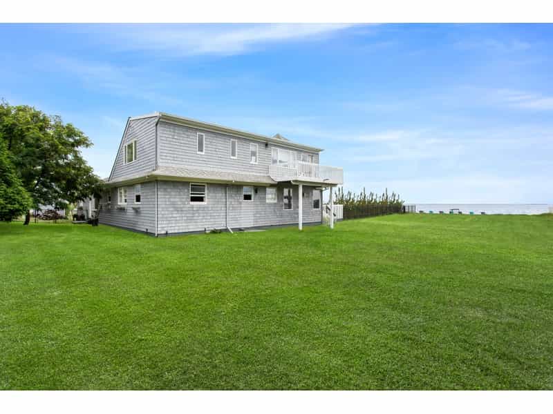 House in Center Moriches, New York 10786778