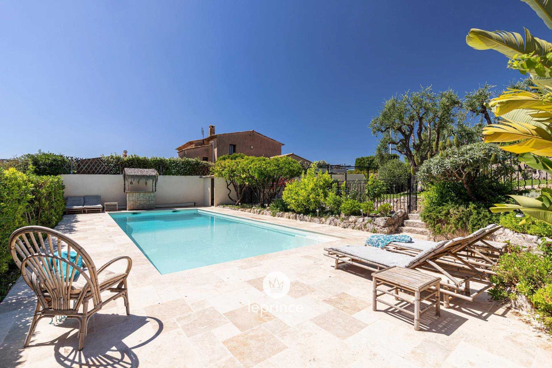 بيت في Saint-Isidore, Provence-Alpes-Cote d'Azur 10786995