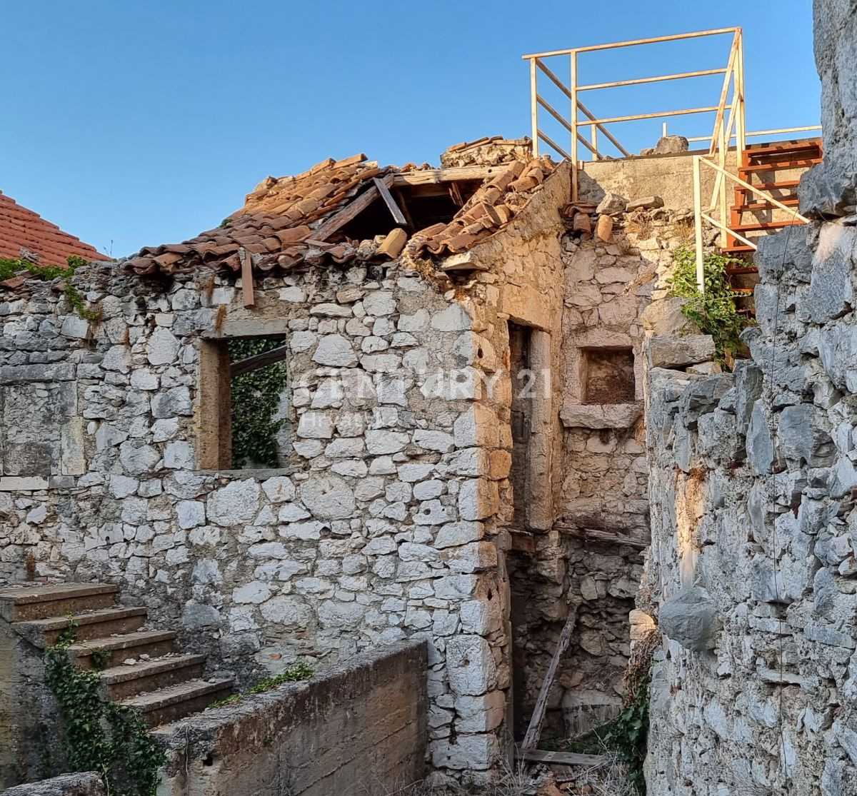 房子 在 Tkon, Zadarska županija 10789448