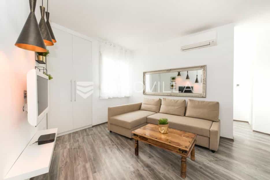 Condominium in Split, Splitsko-Dalmatinska Zupanija 10789742
