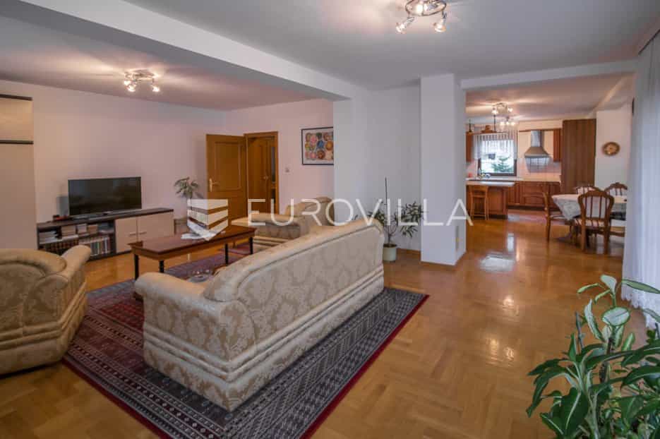 Dom w Zagreb,  10790008