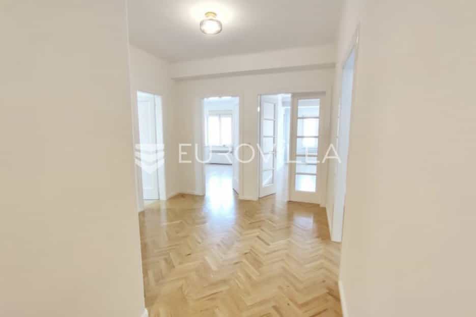Condominium dans Bijenik, Zagreb, Grad 10792467