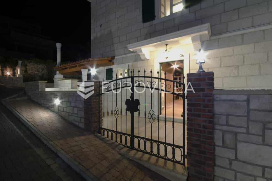 жилой дом в Makarska, Splitsko-dalmatinska županija 10792535