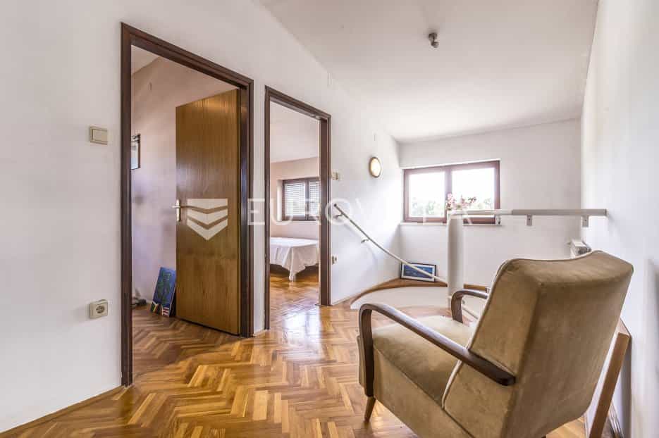 公寓 在 Lug Samoborski, Zagrebačka županija 10792595