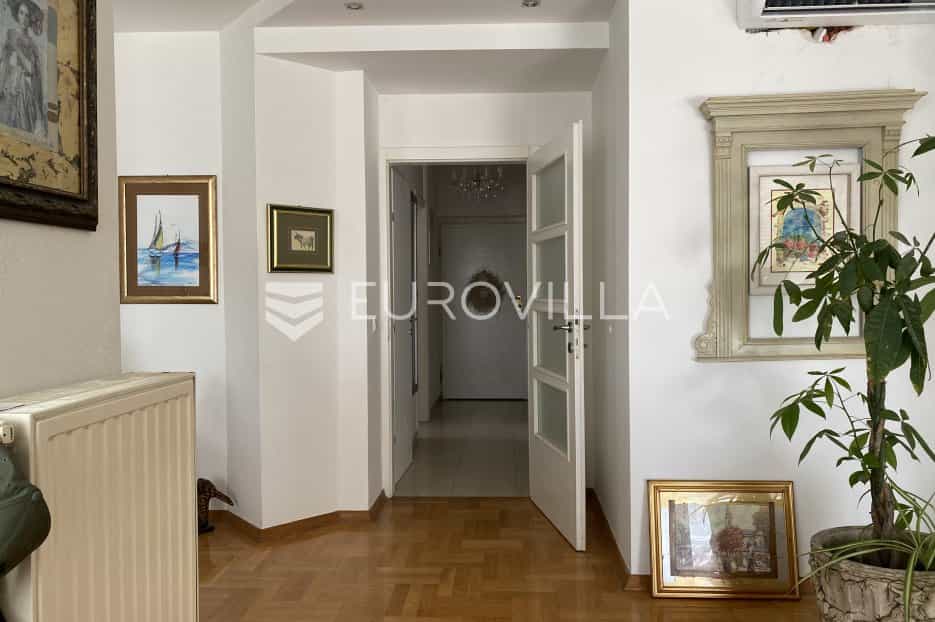 公寓 在 Zagreb,  10792679