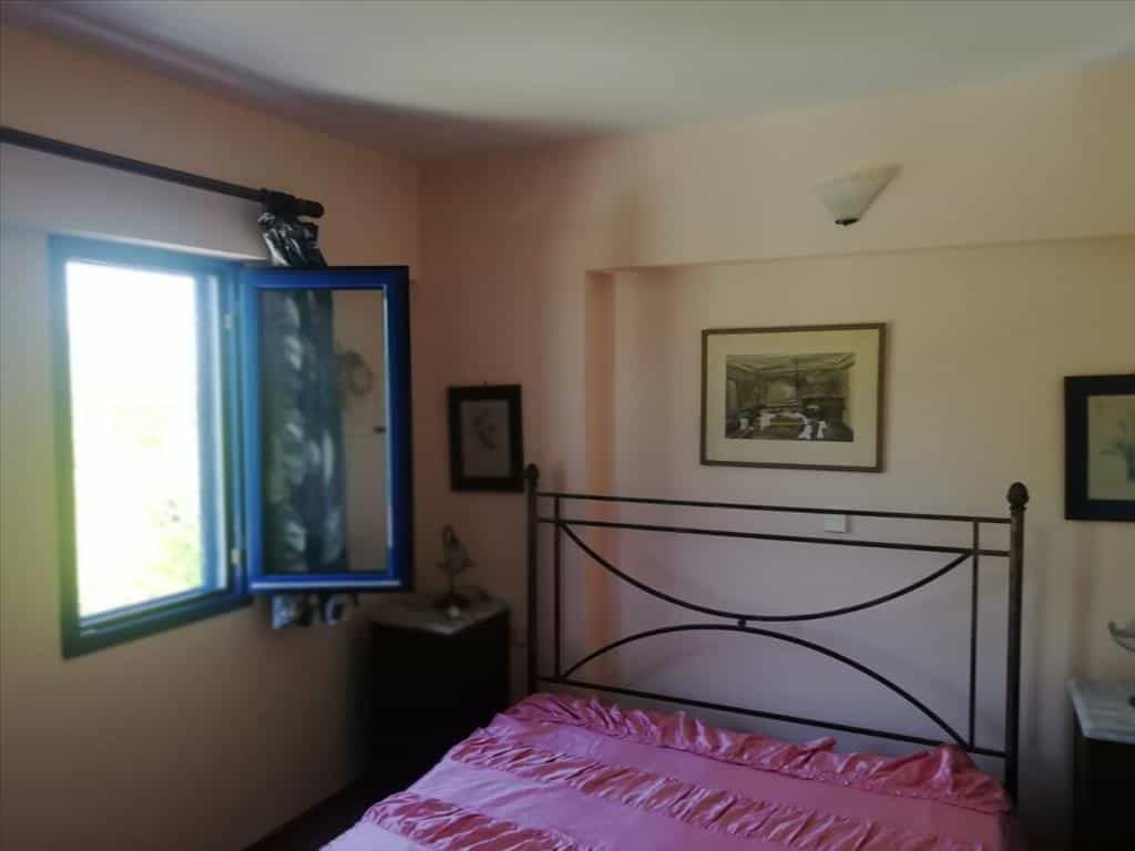 公寓 在 Aghios Emilianos,  10797124