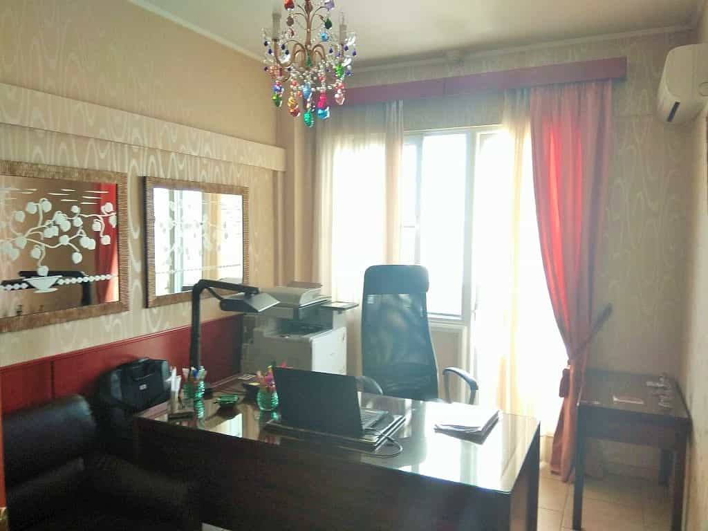 公寓 在 Thessaloniki,  10800174