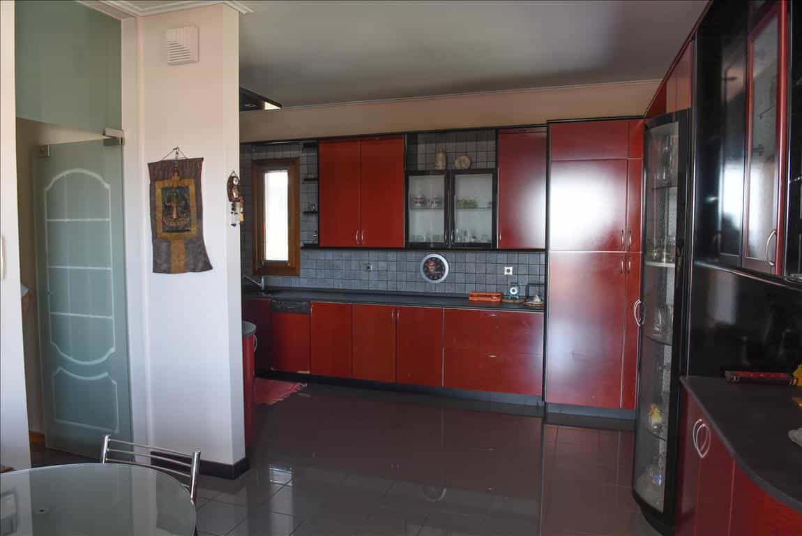 Condominium in Saronida,  10800394