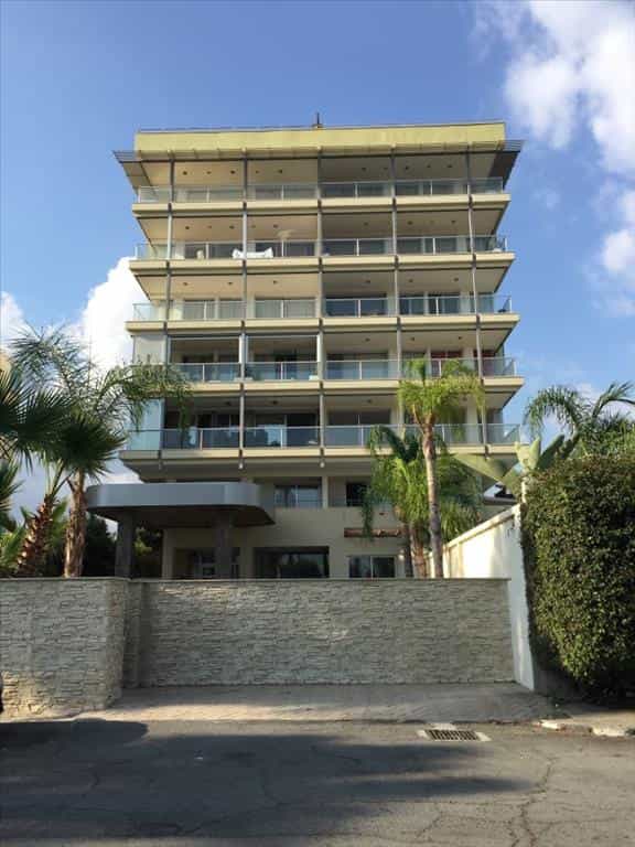 Condominium in Agios Tychon, Larnaka 10801353