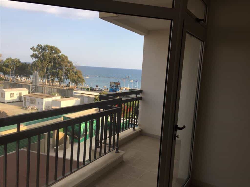 Condominium in Agios Tychon, Larnaka 10801353