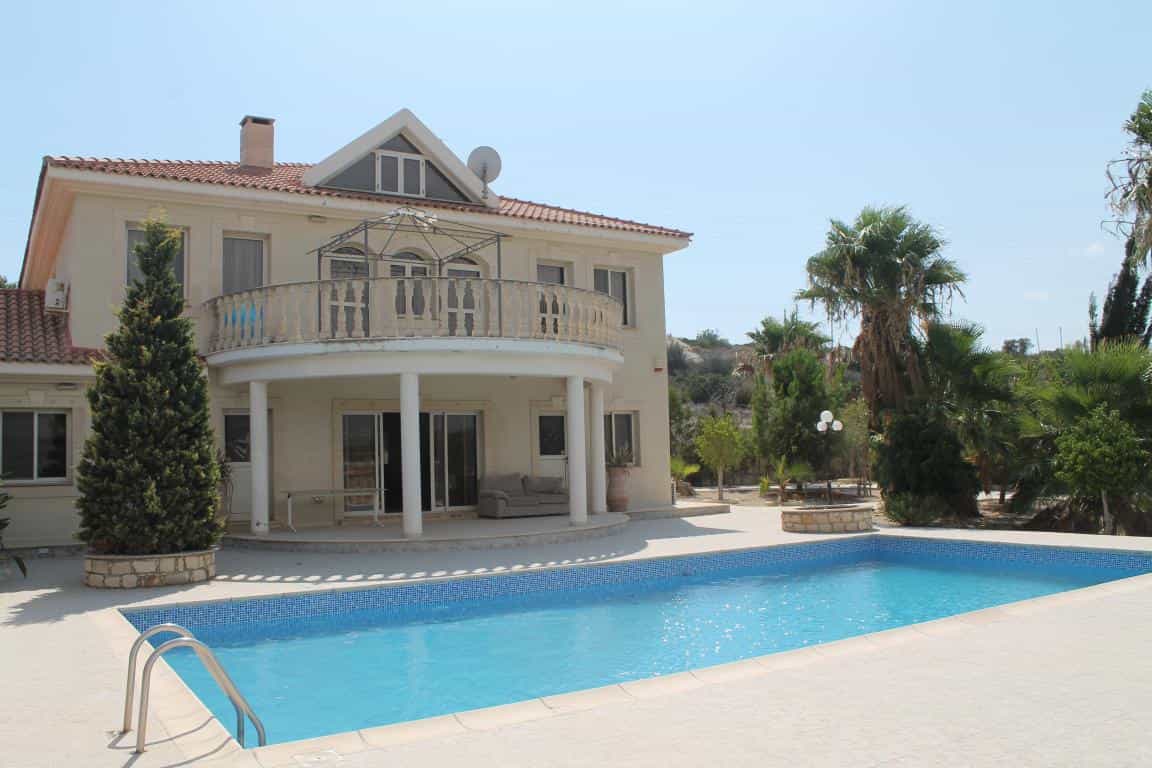 Haus im Pyrgos, Larnaka 10801598