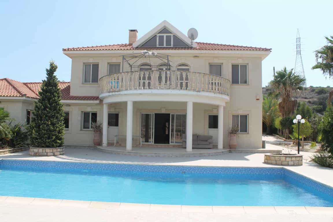 Haus im Pyrgos, Larnaka 10801598
