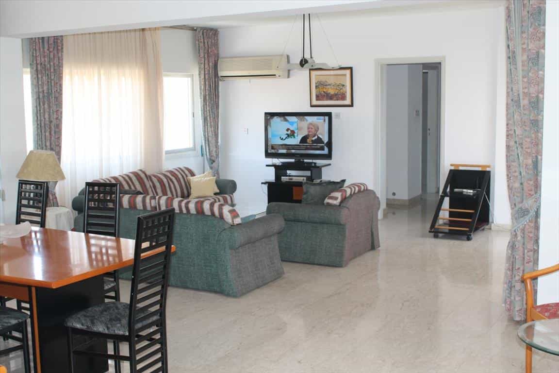 Condominium in Agios Tychon, Larnaka 10802217