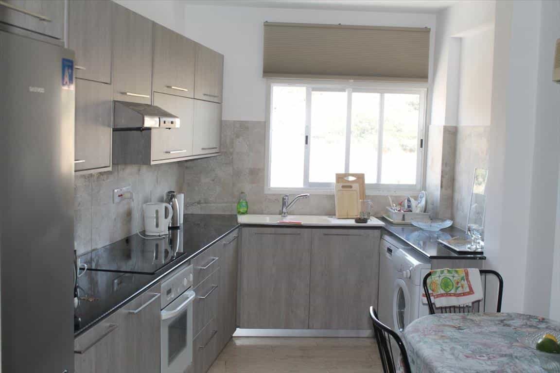 Condominium in Agios Tychon, Larnaka 10802217
