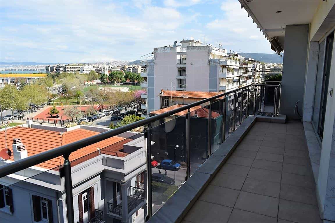 Condominium in Kalamaria, Kentriki Makedonia 10804525