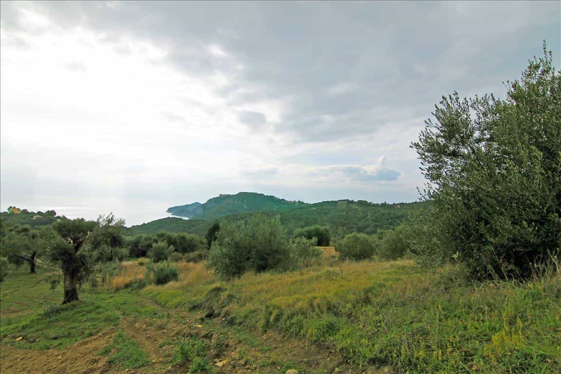 Land in Peroulades, Ionia Nisia 10804751