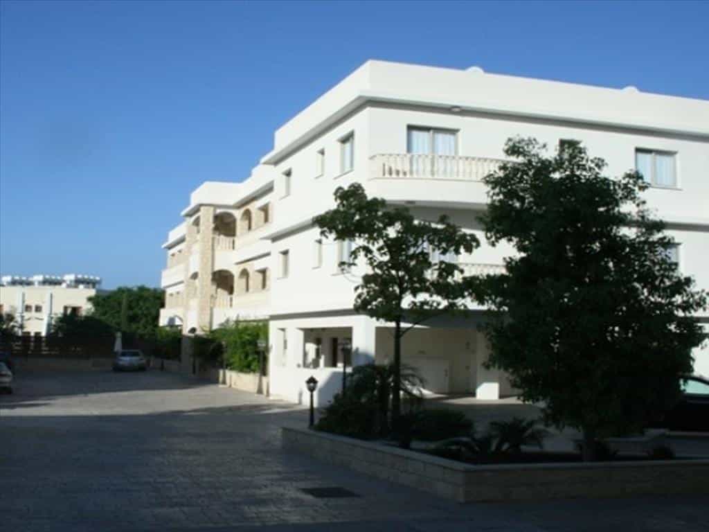 Condominium in Empa, Pafos 10808262