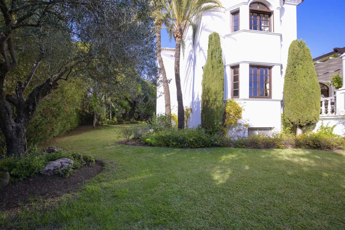 σπίτι σε El Paraíso, Andalusia 10811274