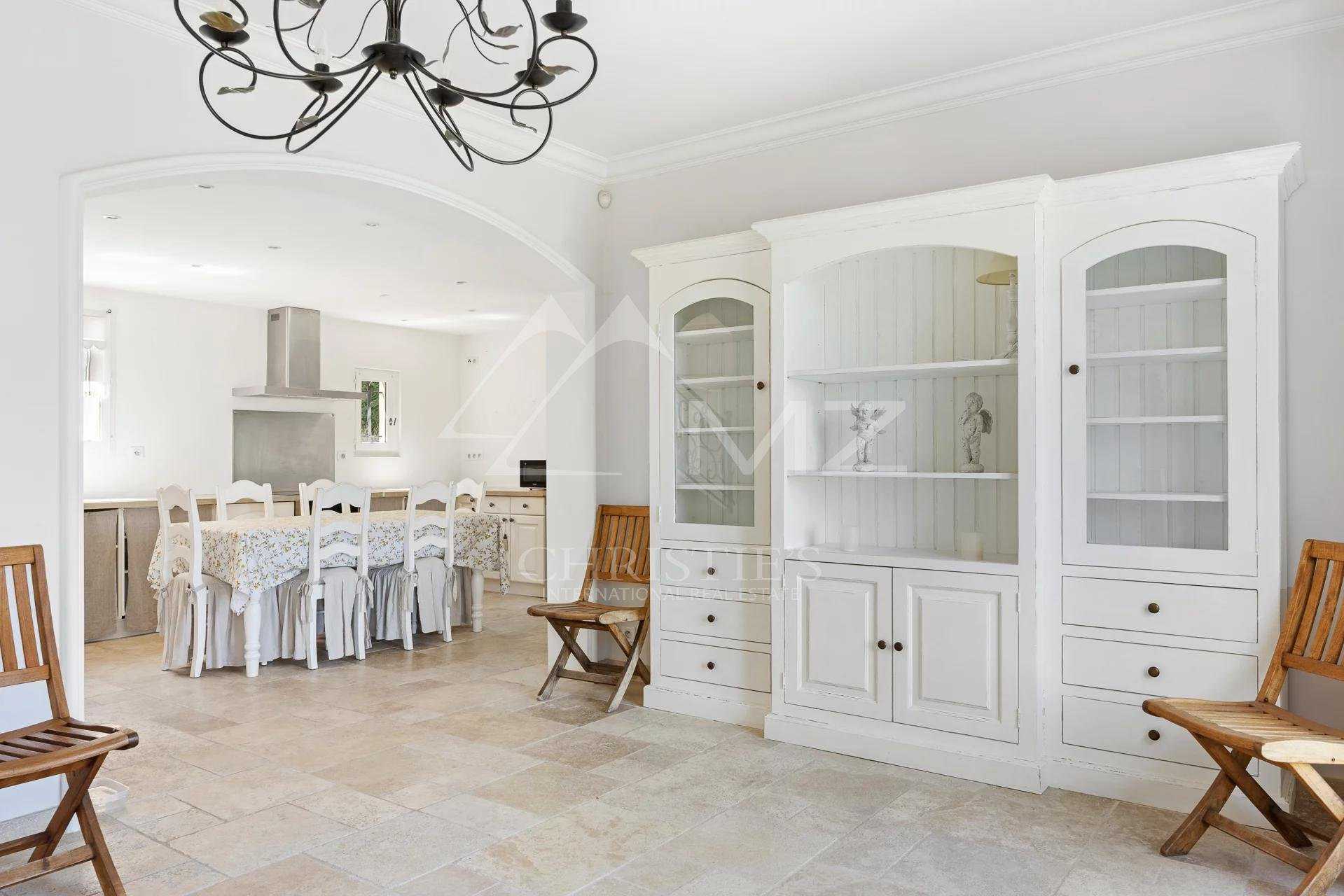 Talo sisään Peymeinade, Provence-Alpes-Cote d'Azur 10811655