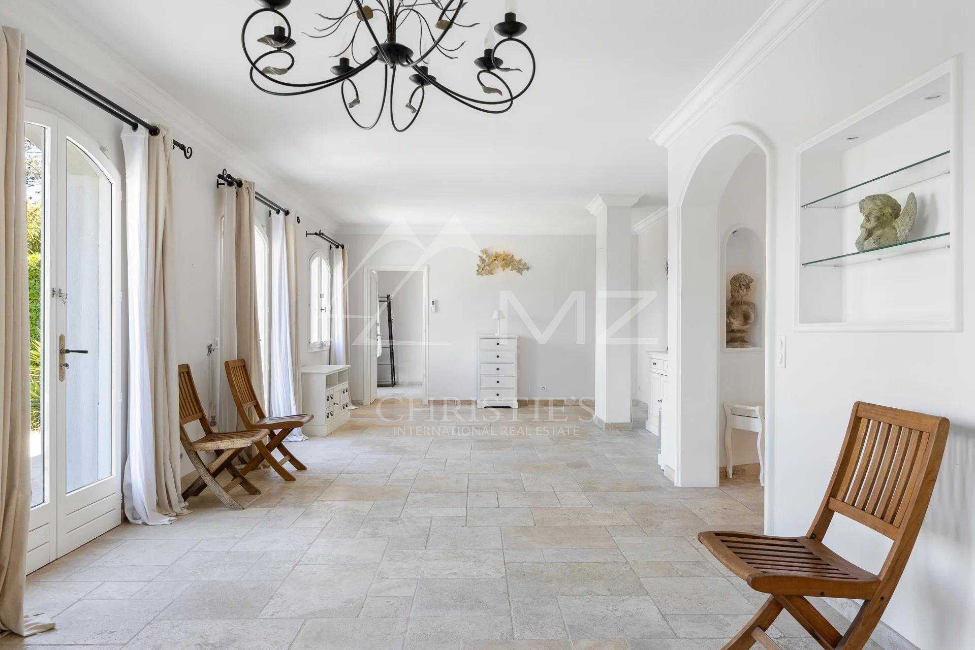 Talo sisään Peymeinade, Provence-Alpes-Cote d'Azur 10811655