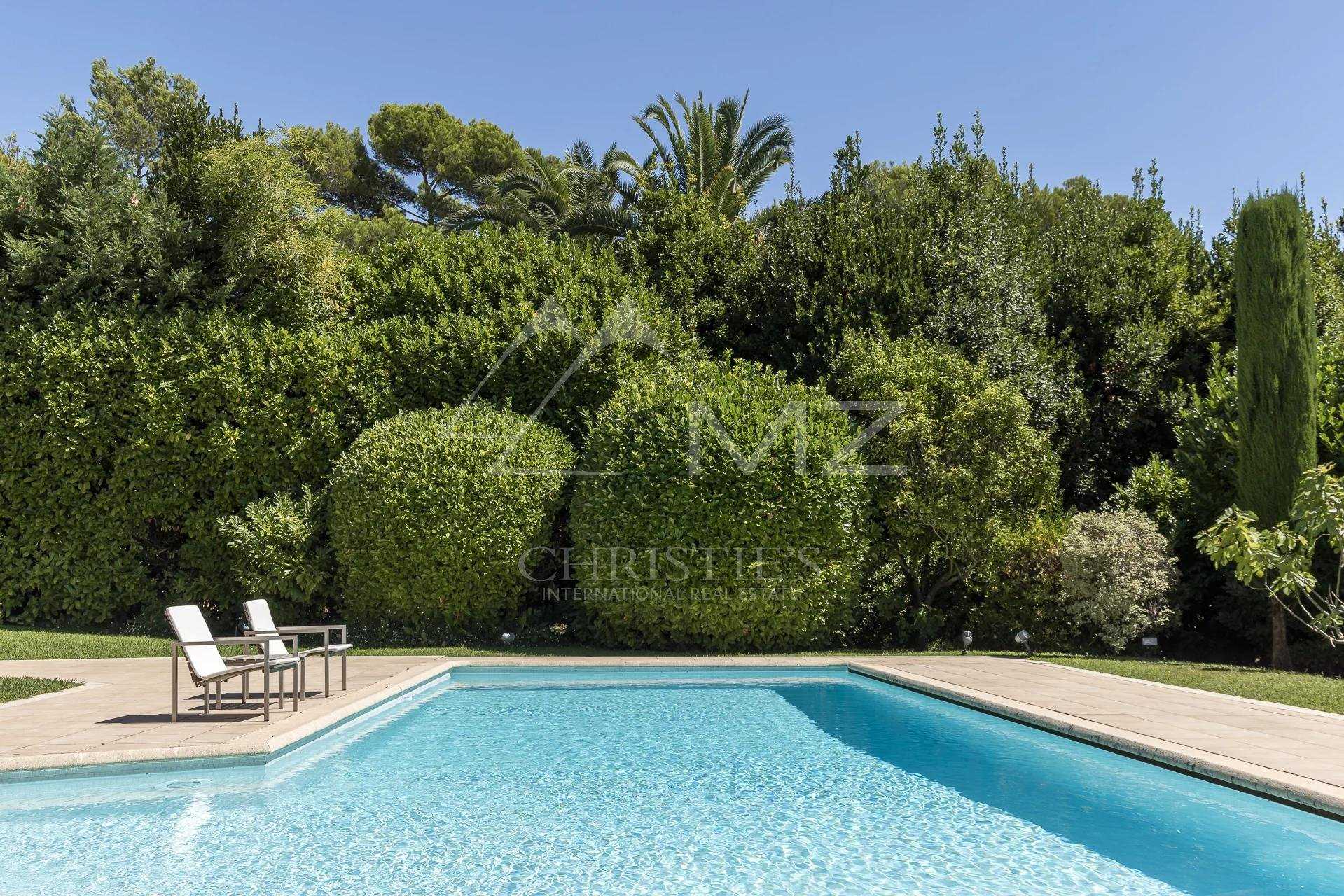 House in Mougins, Alpes-Maritimes 10811660