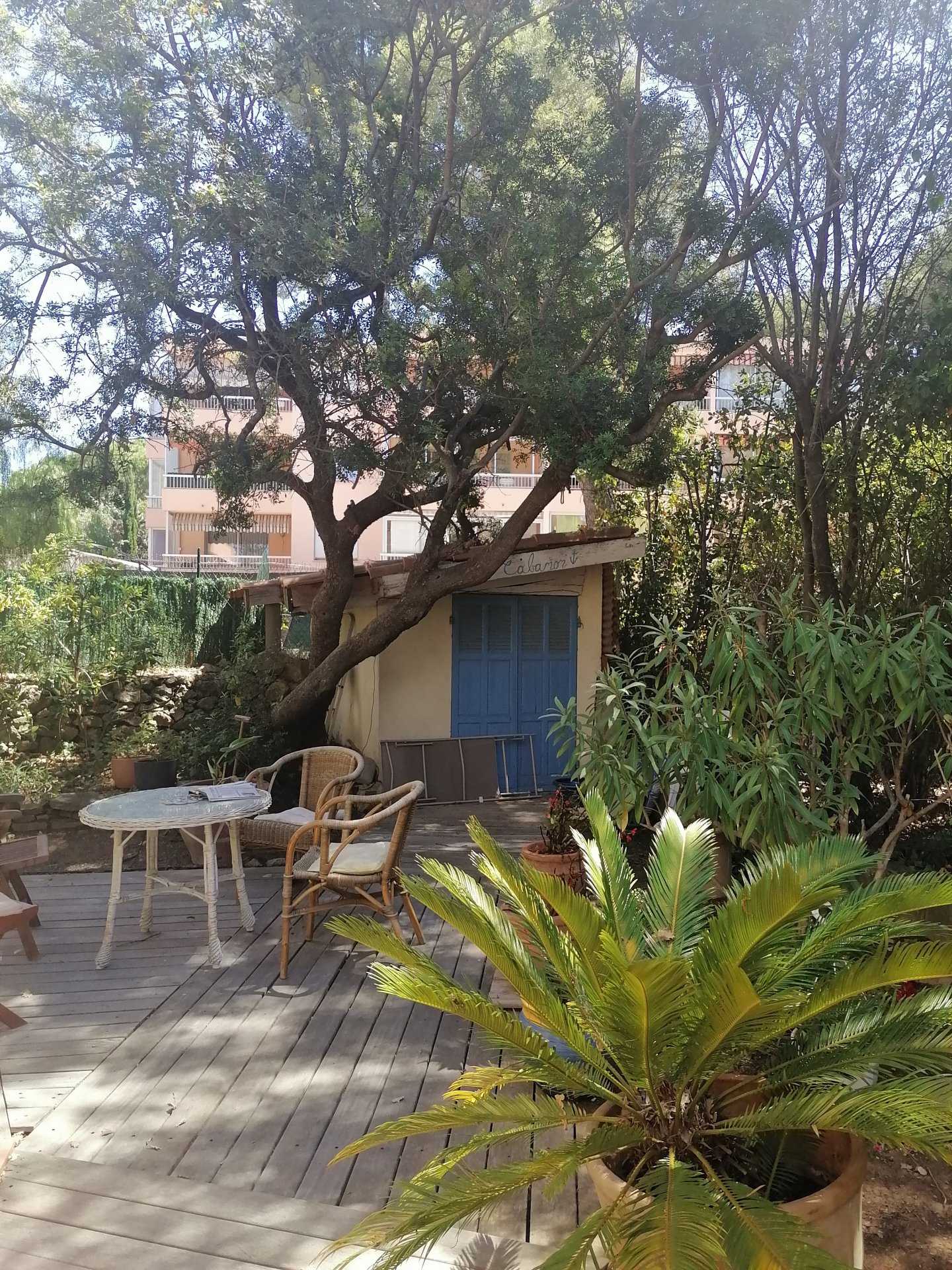 Condominium in Sanary-sur-Mer, Provence-Alpes-Cote d'Azur 10811782