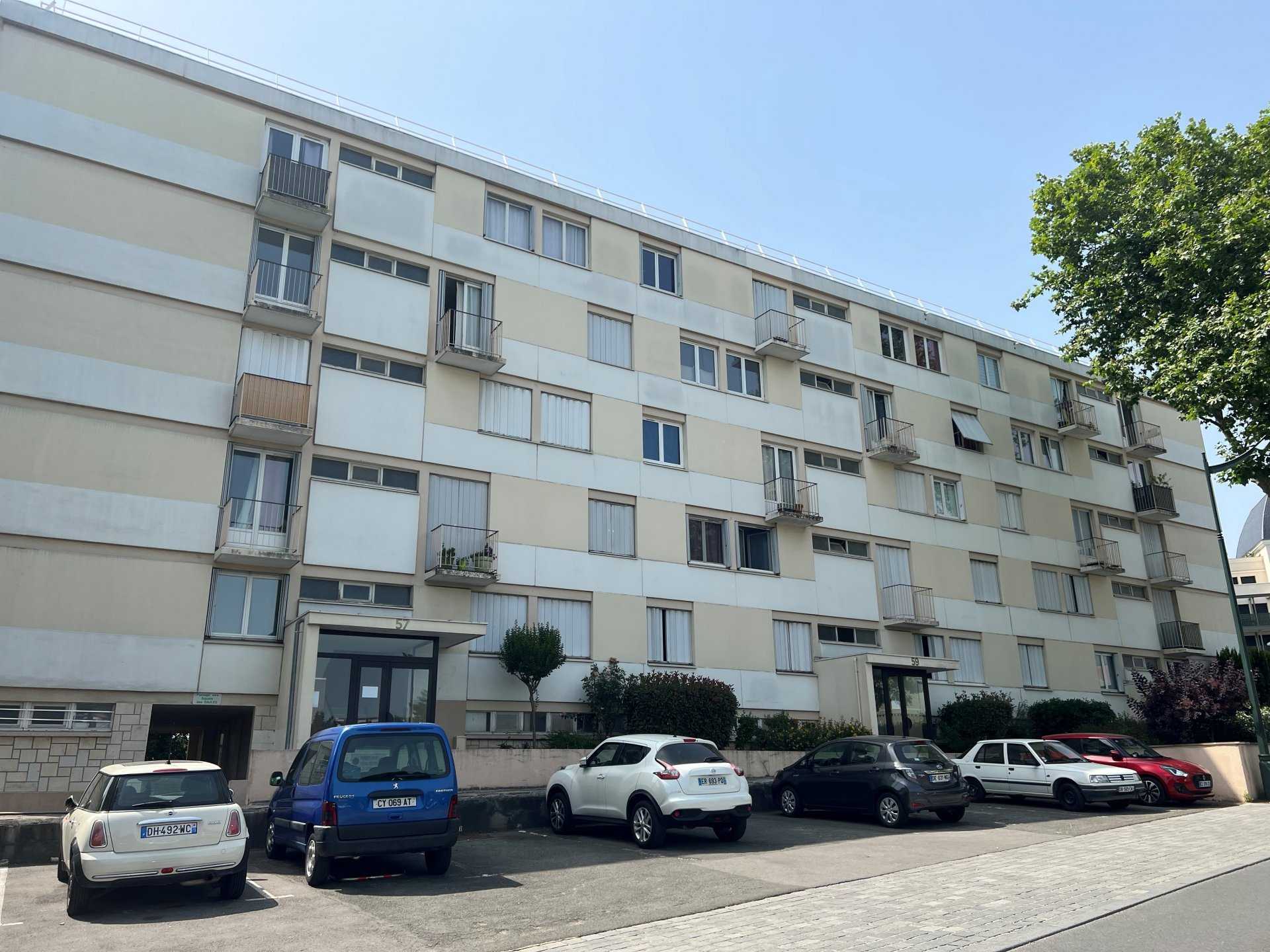 Condominium in Le Plessis-Robinson, Hauts-de-Seine 10811822