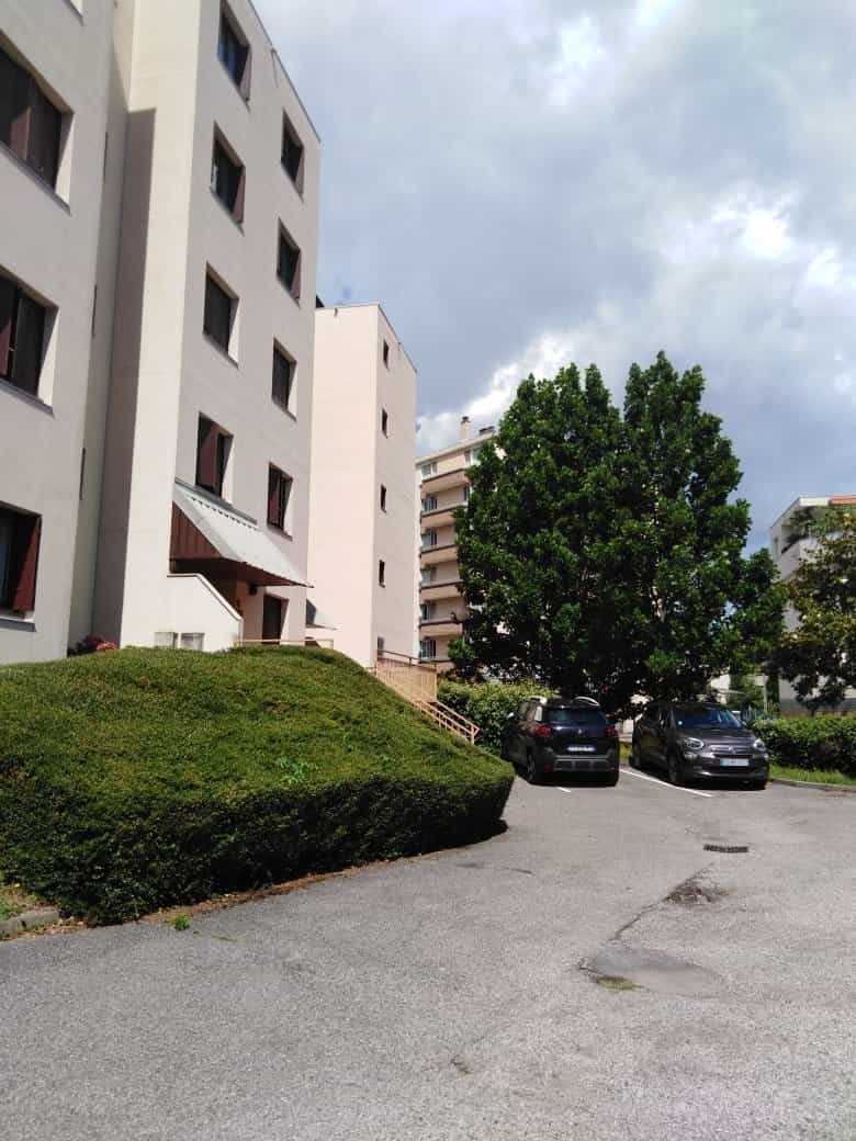 Condominium in Fontaine, Auvergne-Rhone-Alpes 10811945