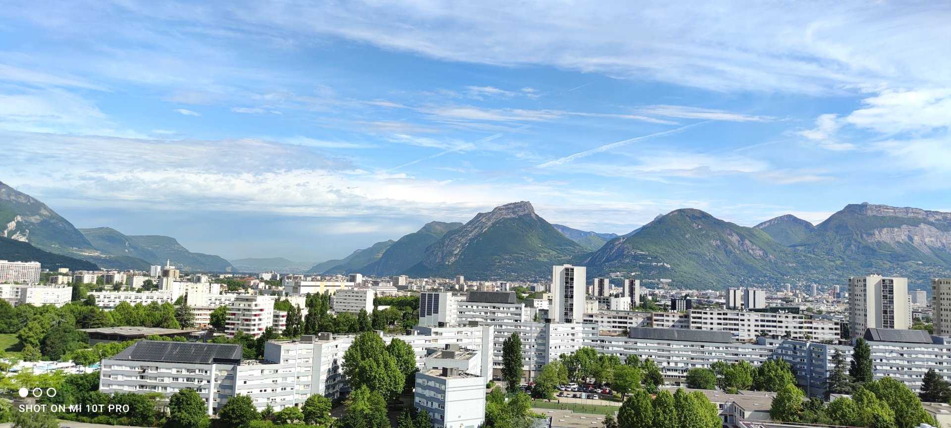 Condominium in Echirolles, Auvergne-Rhone-Alpes 10811989