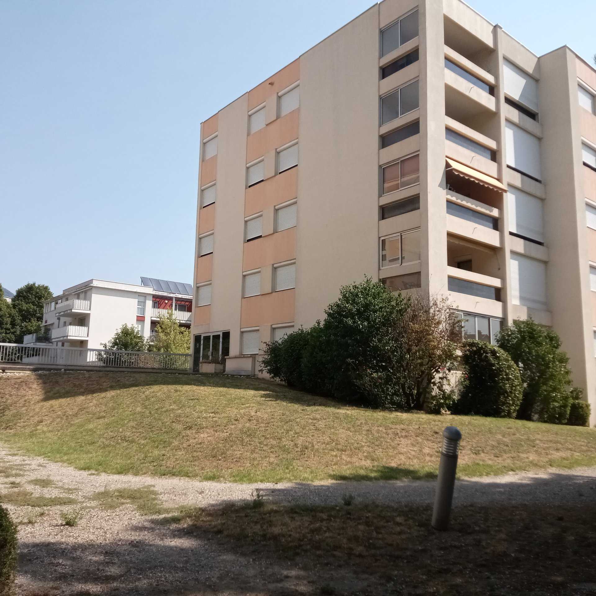Condominium in Fontaine, Auvergne-Rhone-Alpes 10811993